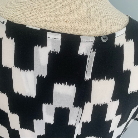 black & white graphic top split back vent by Old Navy chevron zig zag ikat style - Picture 8 of 16